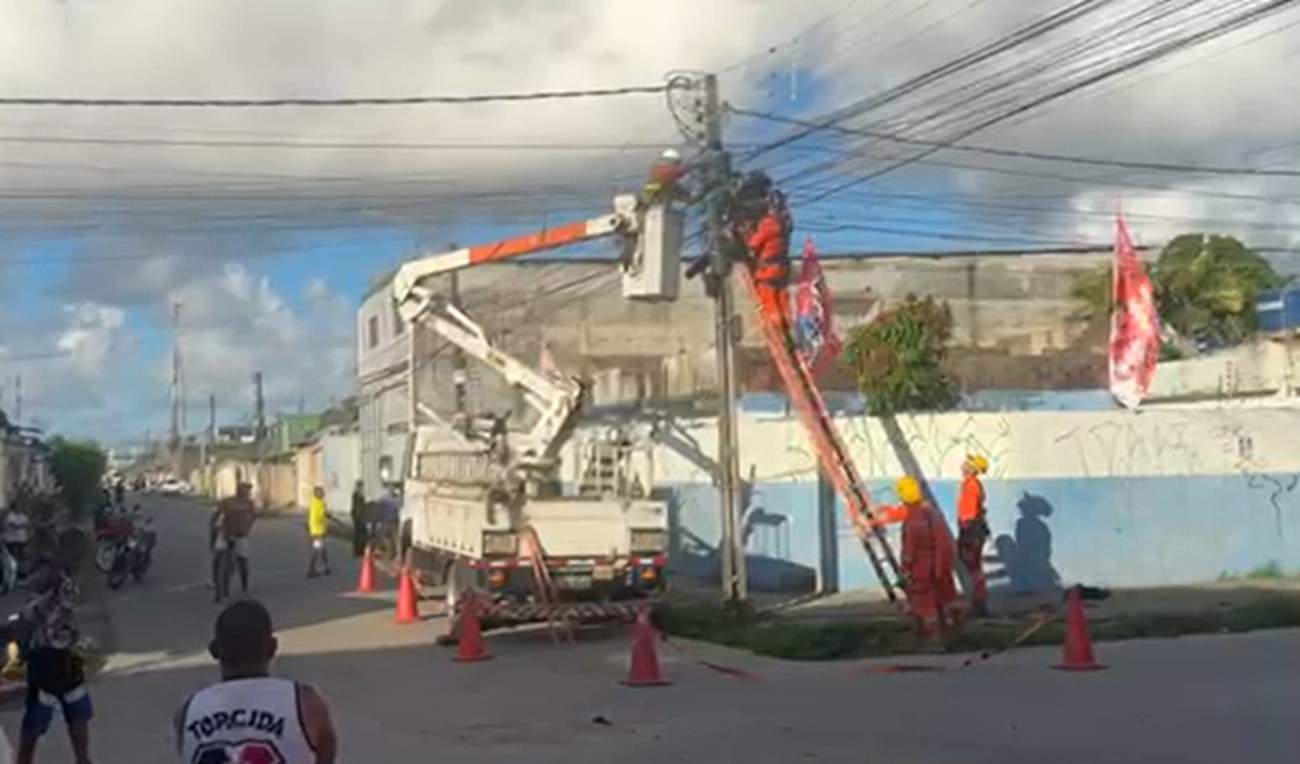 Homem morre eletrocutado ao subir em poste em Olinda