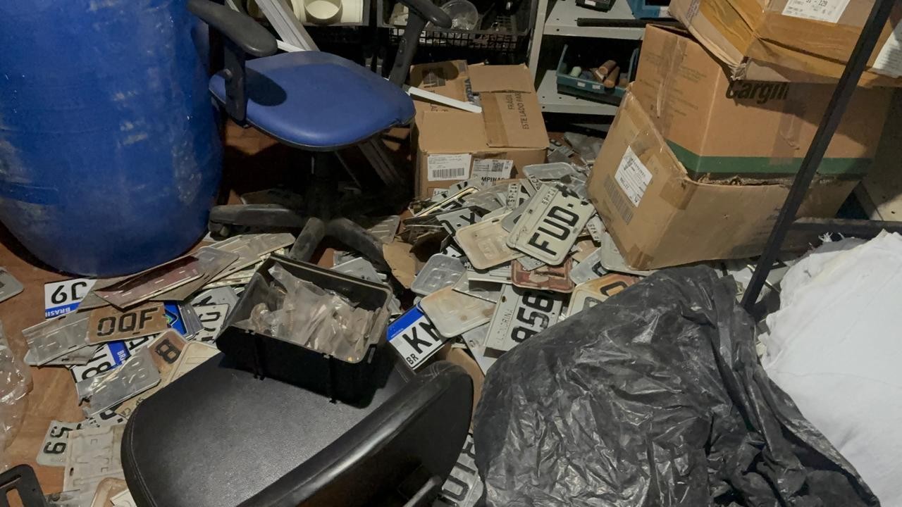 Operação fecha fábrica clandestina de placas de veículos e prende dupla em Campinas 