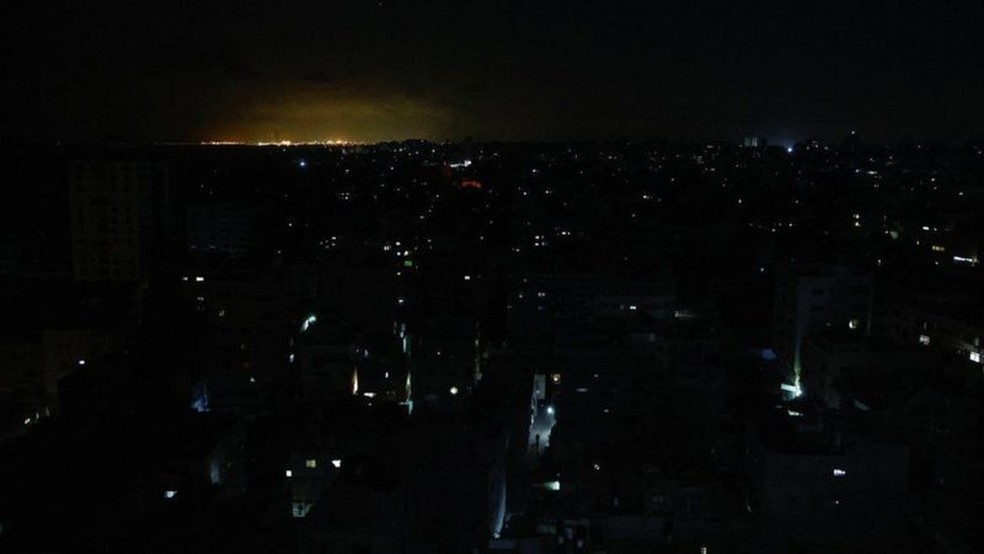 Gaza mergulhou na escurido depois que a sua nica central eltrica ficou sem combustvel  Foto: REUTERS