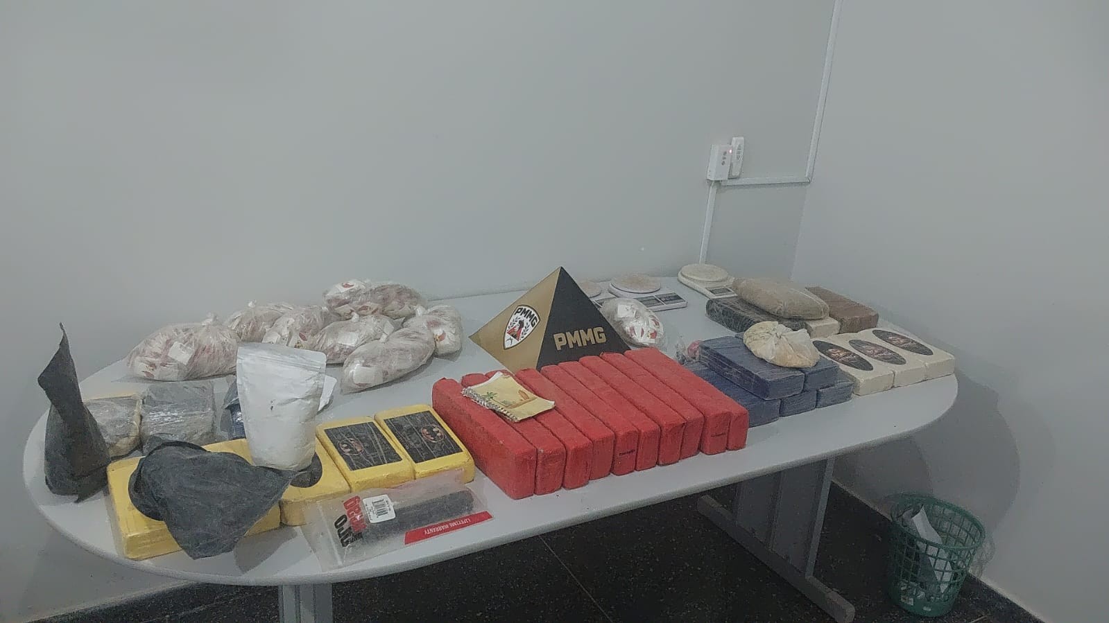 Coordenadas geográficas repassadas com foto de fuzil ajudam PM a encontrar barril enterrado com drogas na zona rural de Rio Pardo de Minas