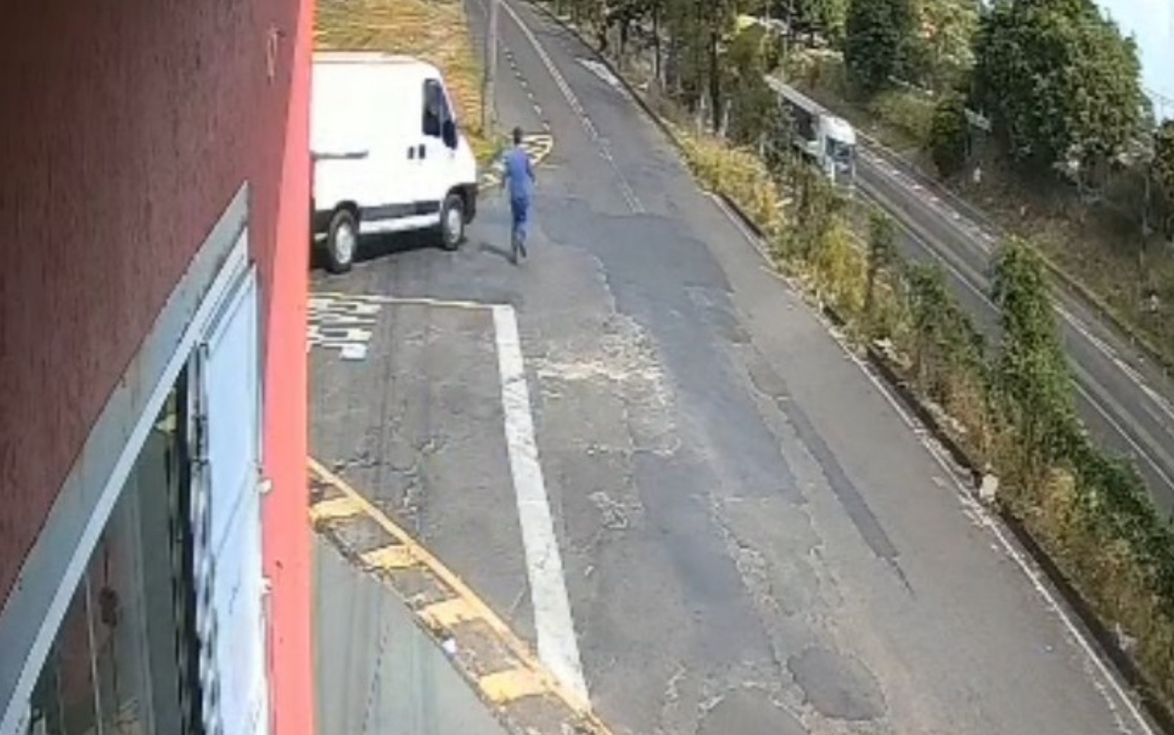 Homem fica em estado grave após ser atropelado pela própria van em Franca, SP; VÍDEO