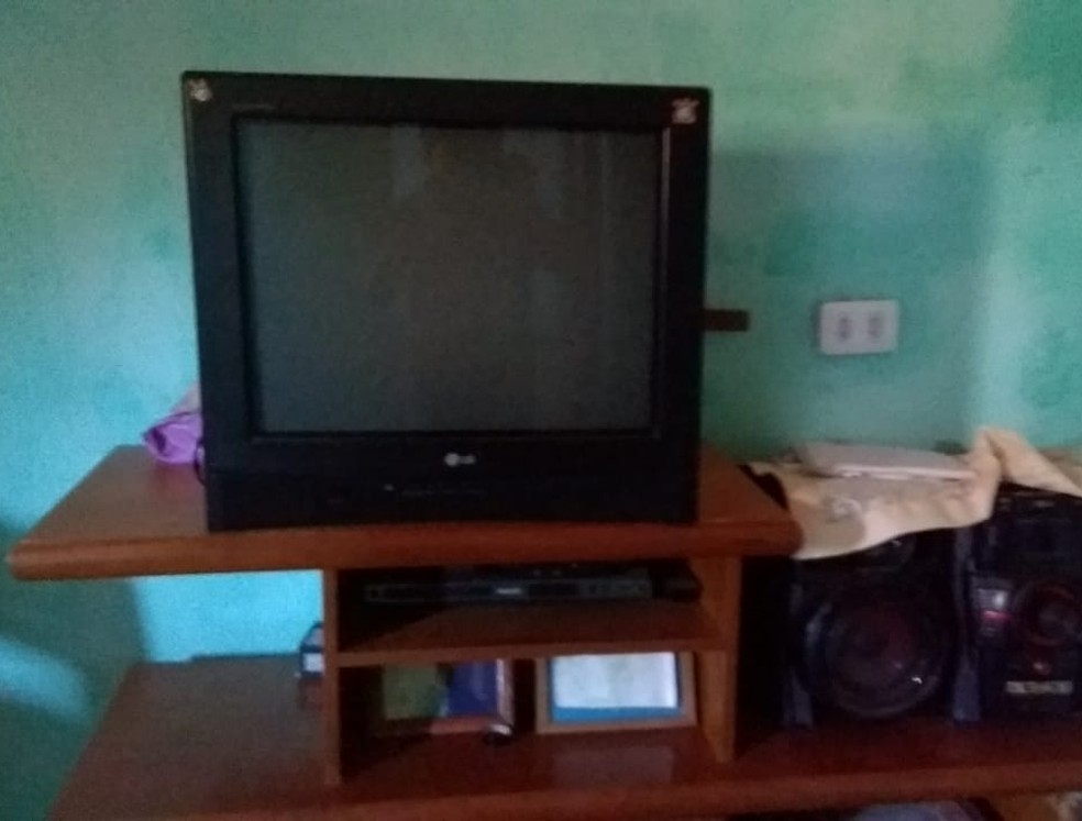 A televisão de Dona Aldenir tem 13 anos e nunca foi ligada. — Foto: Reprodução