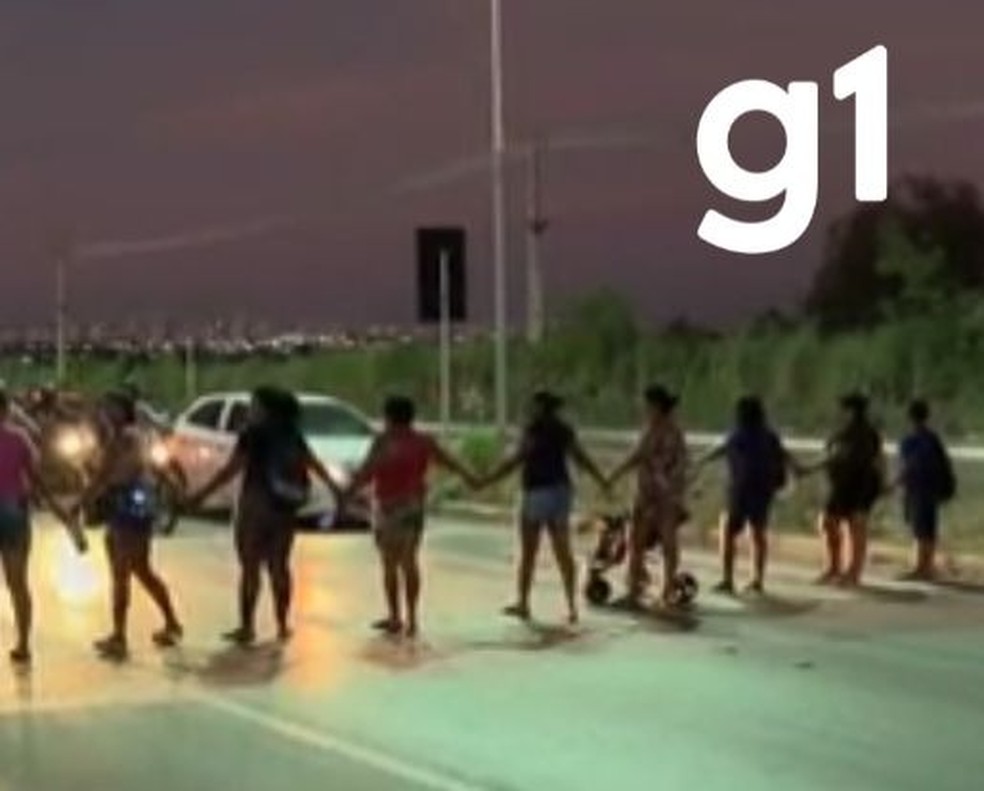 Manifestação ocorreu após dois estudantes serem atropelados, com apenas 20 minutos de diferença — Foto: TVCA