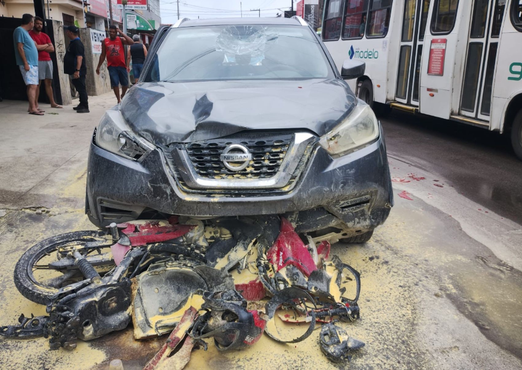Motorista atropela mulher em calçada e atinge moto e veículo em Aracaju 