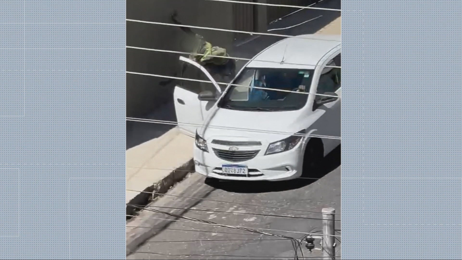 Homem é arrastado ao tentar impedir roubo de carro em BH; VÍDEO
