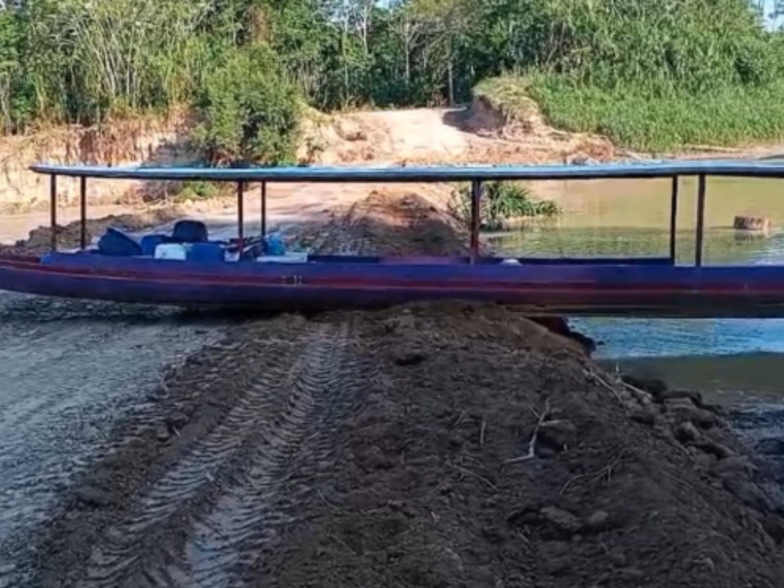 Trecho de rio é bloqueado por abertura de estrada ilegal no interior do Acre; MP e MPF apuram