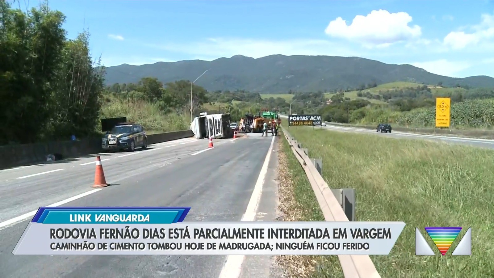 Carreta tomba e provoca mais de 20 km de congestionamento no trecho paulista da Fernão Dias 