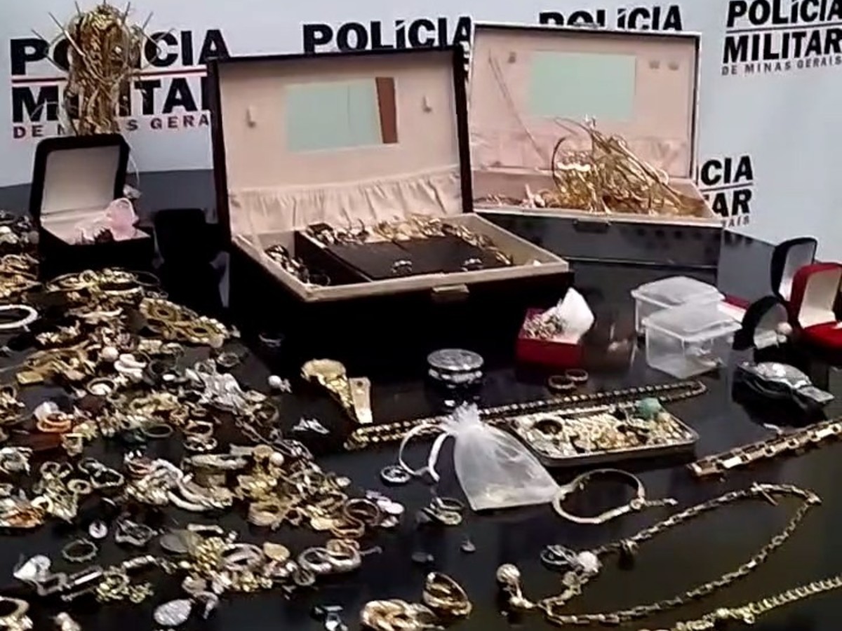 Perseguição acaba em capotamento, prisão e apreensão de R$ 100 mil em joias e eletrônicos em MG