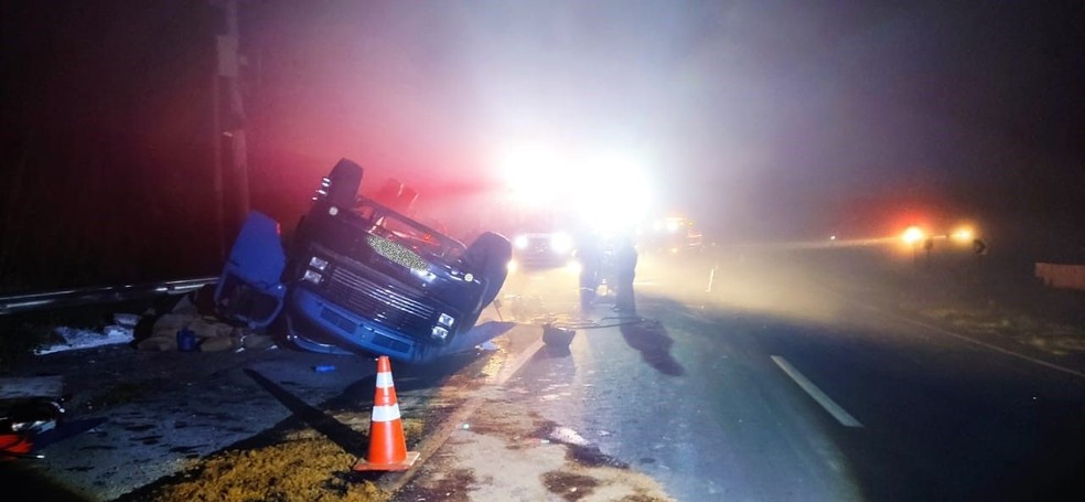 Equipe de policiamento encontrou o veículo tombado e com as rodas para cima  — Foto: Artesp/Divulgação