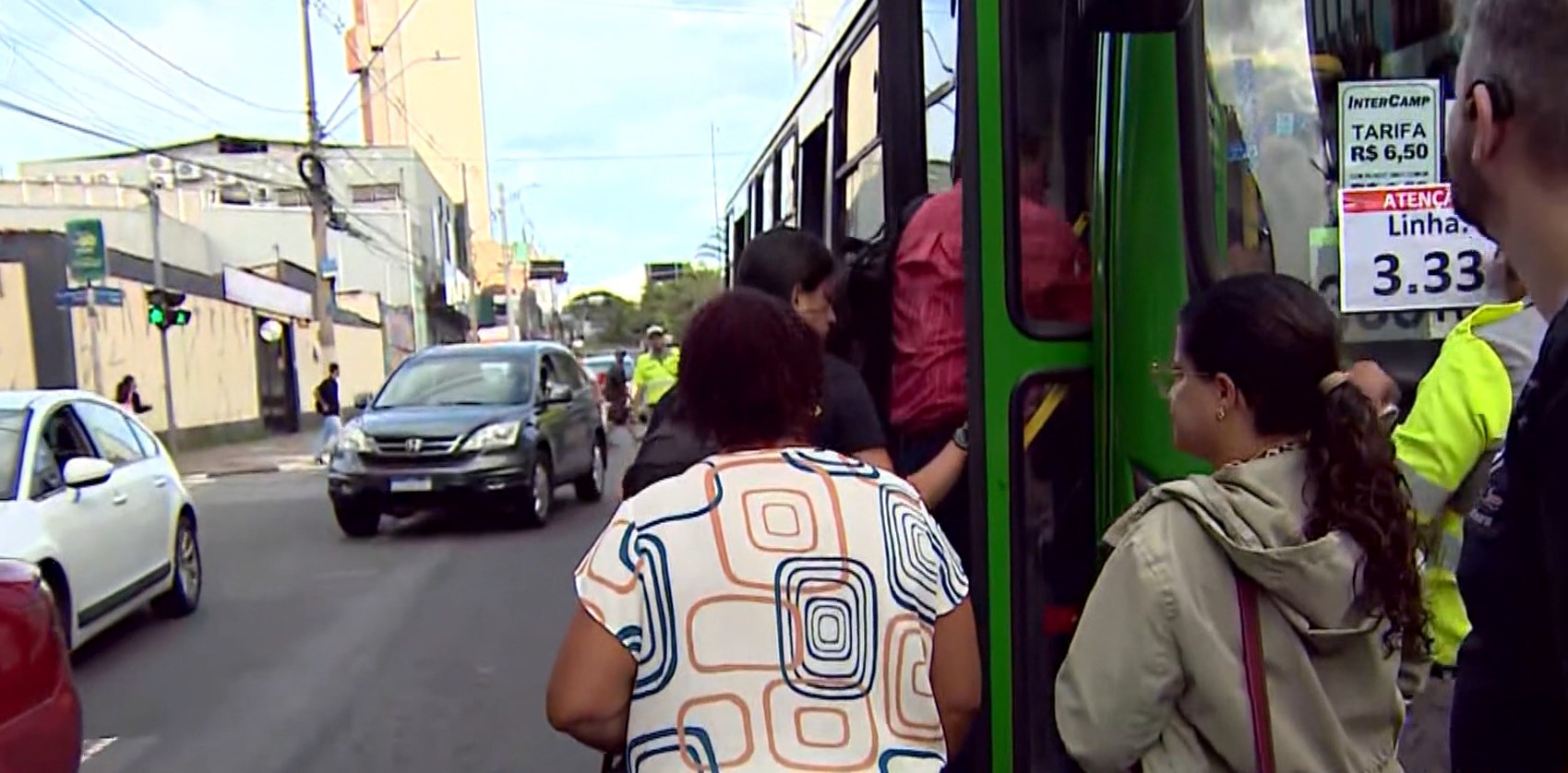 VÍDEO: falta de ônibus com porta à esquerda obriga passageiros a embarcar no meio da pista na Moraes Sales, em Campinas