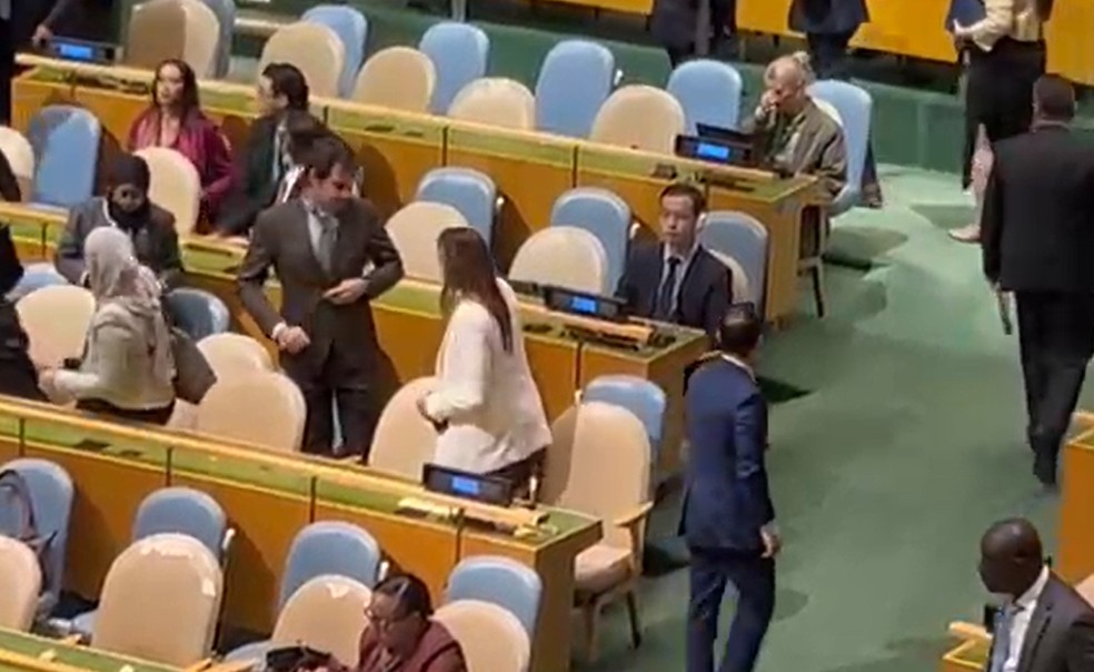Comitiva do Brasil se levanta após anúncio de discurso do primeiro-ministro de Israel, Benjamin Netanyahu, na Assembleia Geral da ONU, em 24 de outubro de 2026. — Foto: Reprodução/ TV Globo