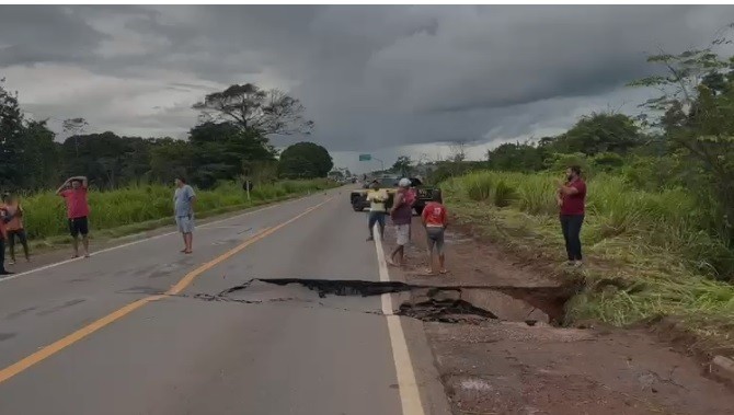 Trecho da BR-010 cede após erosão e trânsito é interditado em Aurora do Pará