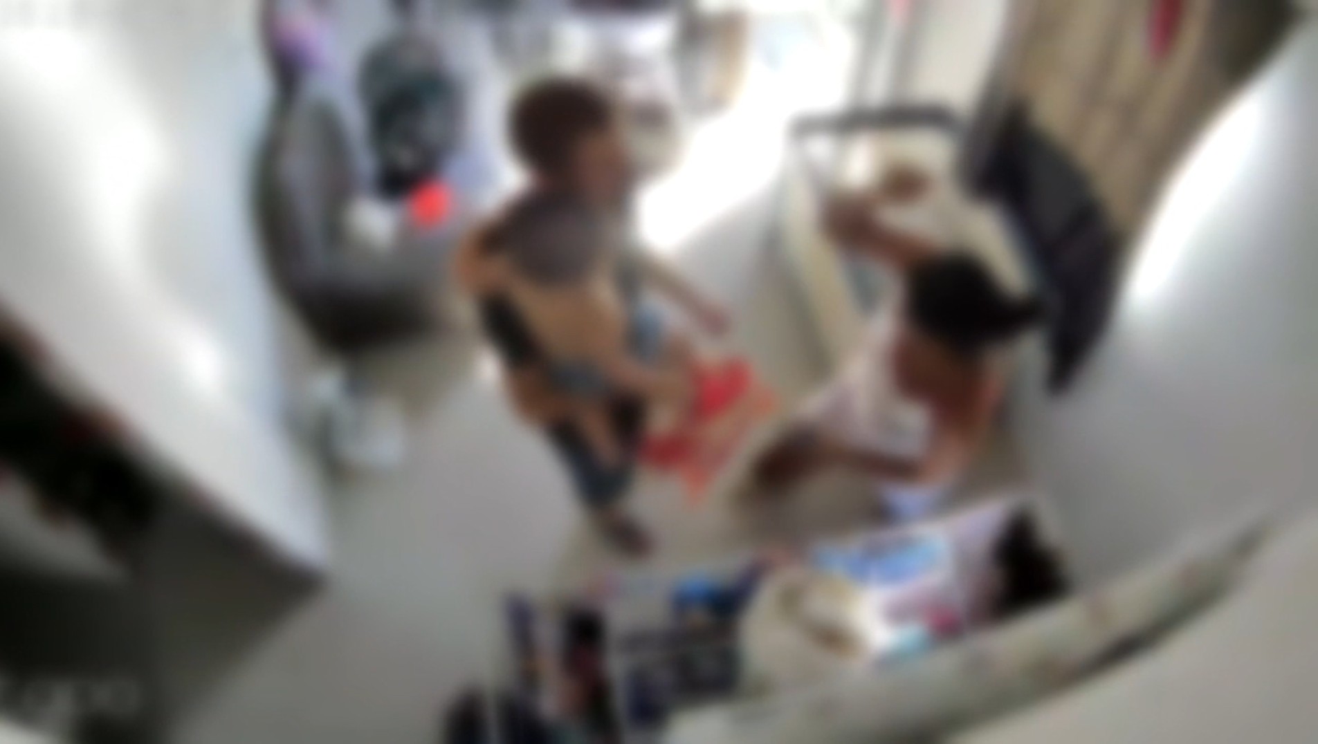 Vídeo mostra homem provocando mulher com faca antes de ser morto por ela com filho bebê nos braços