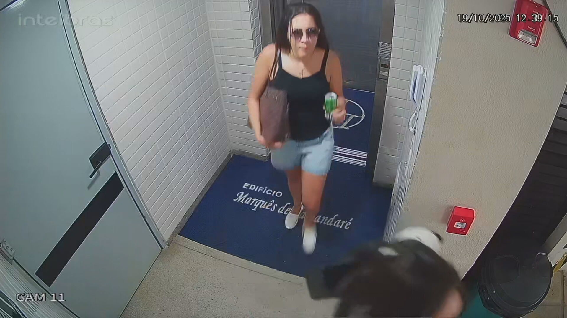 Mulheres invadem prédio, furtam arma e R$ 1 milhão em joias, e deixam apartamento bebendo cerveja