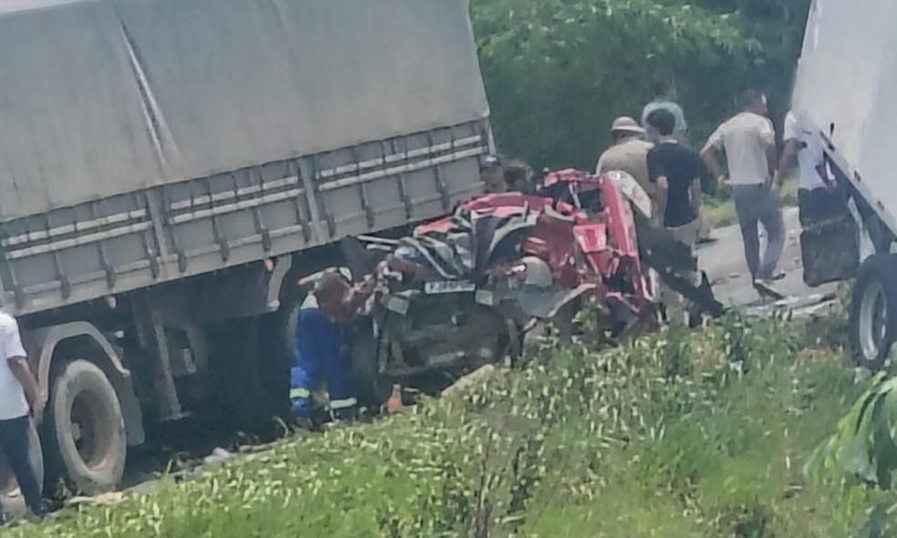 Engavetamento com nove veículos deixa um morto e seis feridos na BR-324 — Foto: Redes Sociais