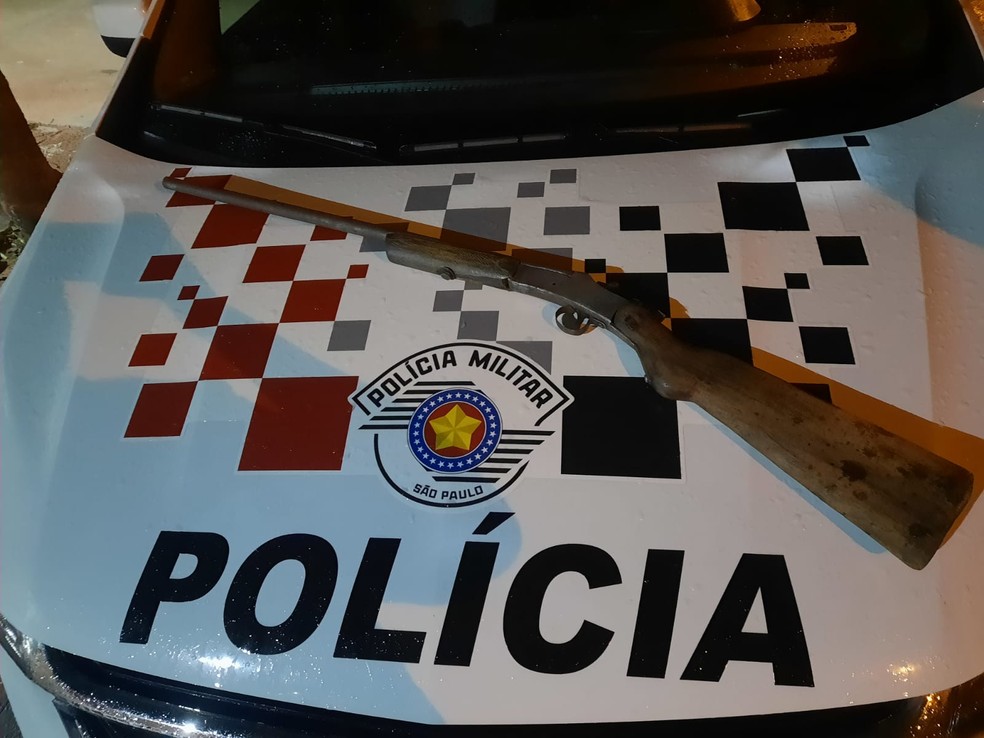Homem é preso por posse ilegal de arma de fogo e violência doméstica, em Adamantina (SP) — Foto: Polícia Militar