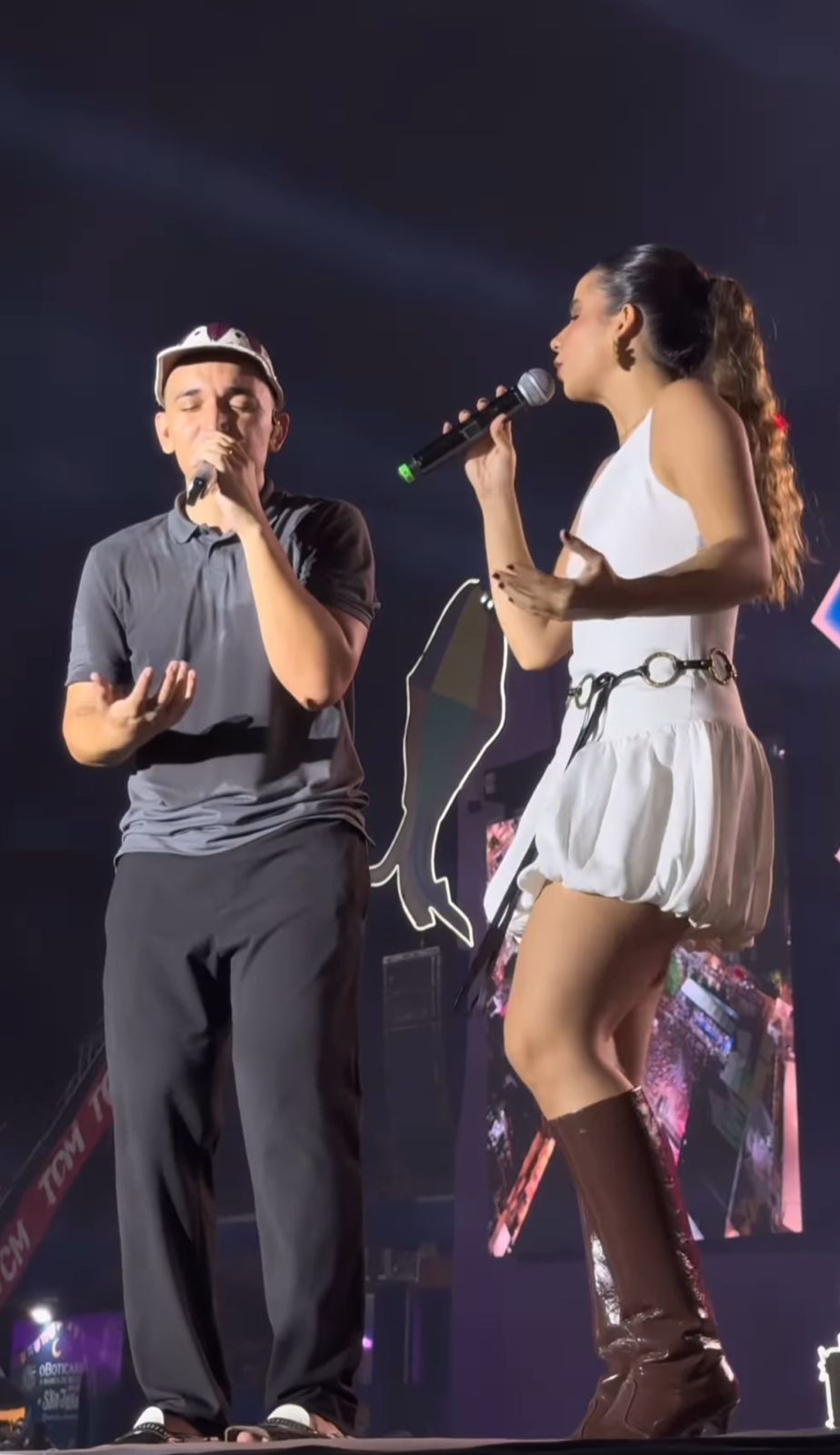 Cantora potiguar faz dueto com João Gomes durante show em Mossoró