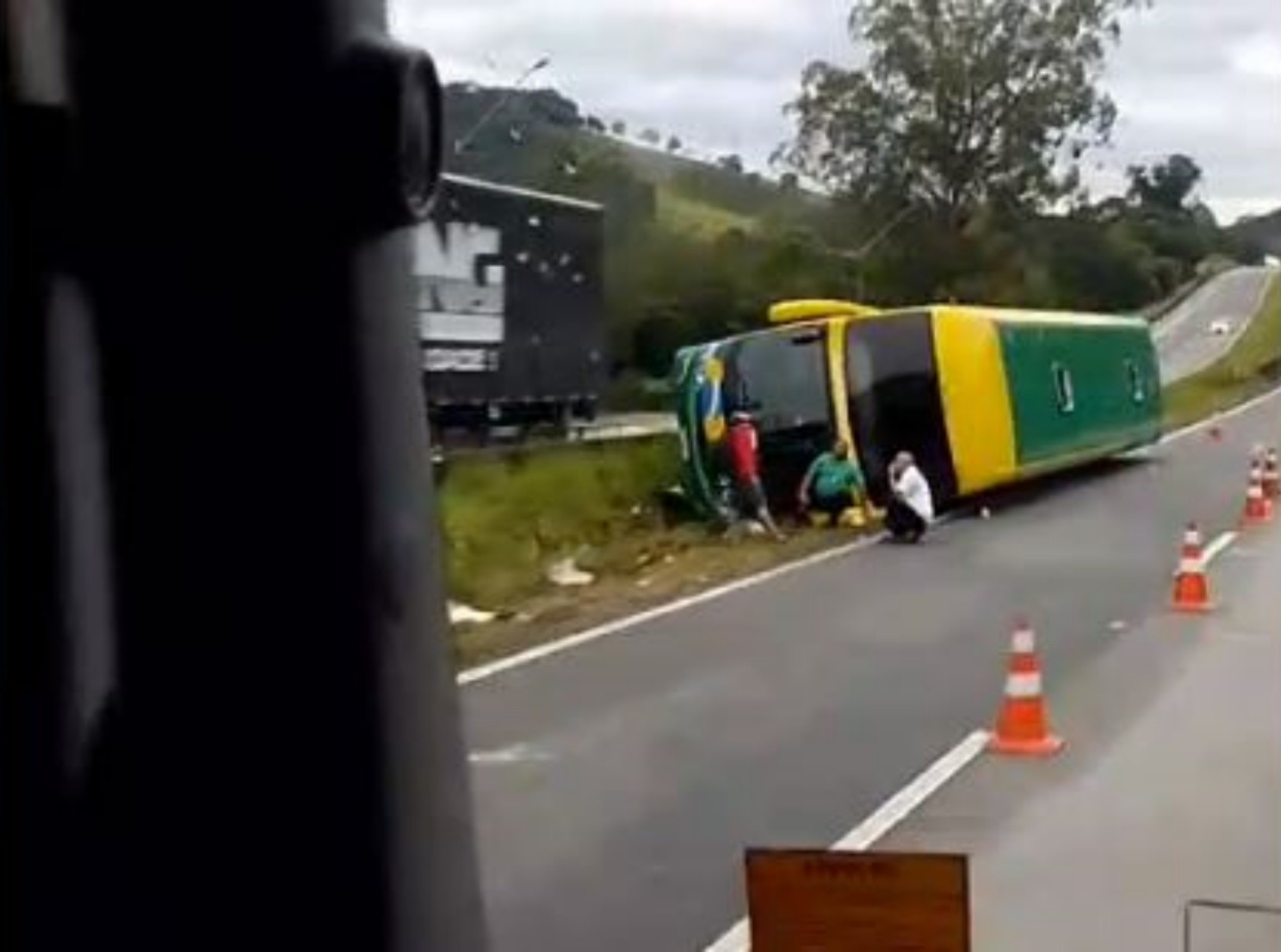 Ônibus tomba e deixa ao menos 16 feridos na Fernão Dias, em MG