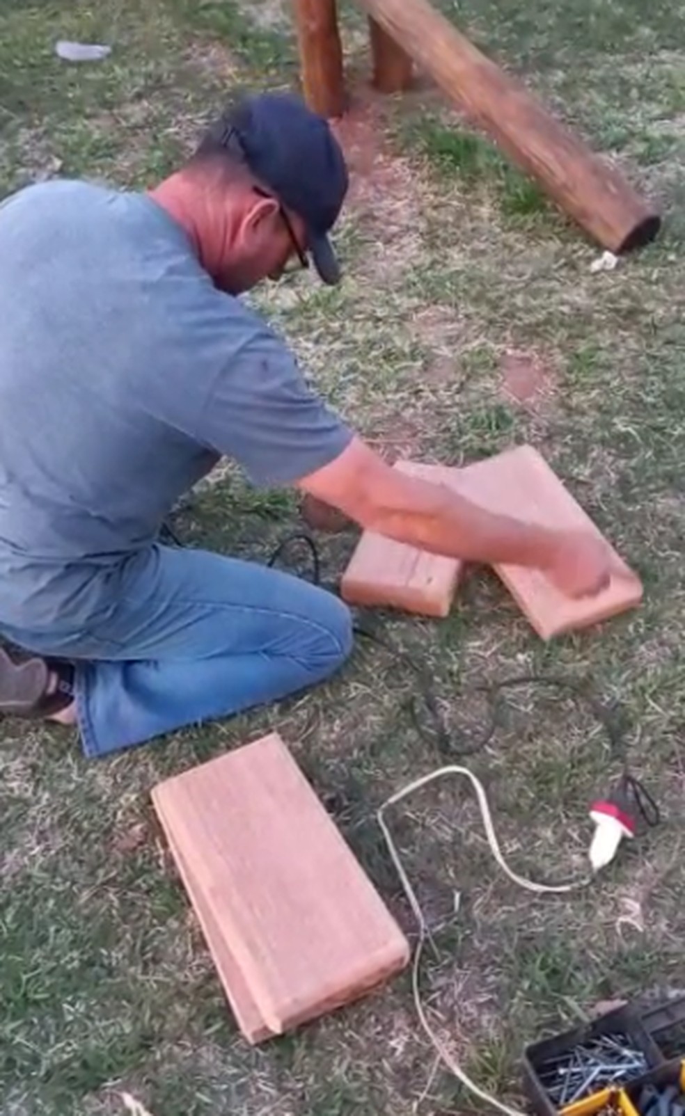 Grupo de amigos e voluntários ajudaram na construção do parquinho. — Foto: Amanda Pettenuci/arquivo pessoal