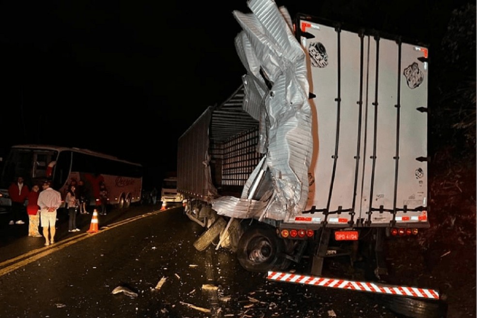 Parte da carreta ficou destruída após acidente na BR-116, em Muriaé  — Foto: Rádio Muriaé/Reprodução