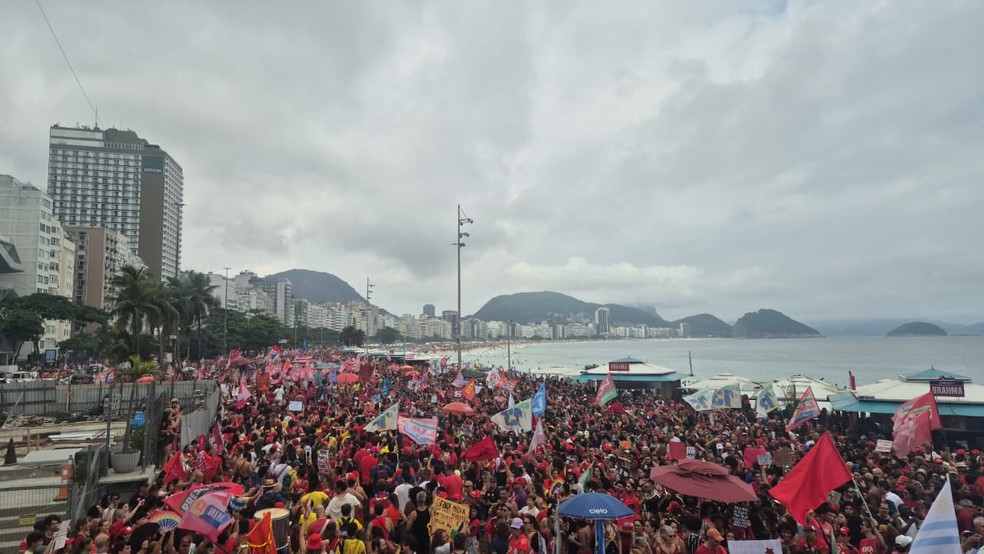 Ato em apoio ao presidente ula em Copacabana, na Zona Sul do Rio — Foto: TV Globo