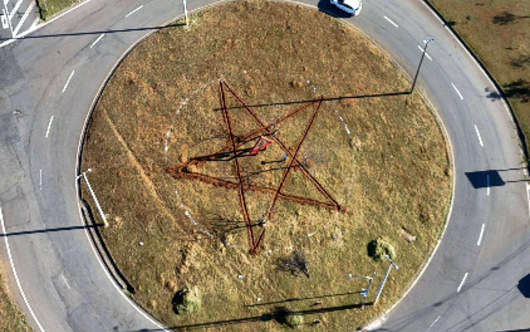 Símbolo gigante em rotatória de Varginha viraliza nas redes e Ordem DeMolay explica significado