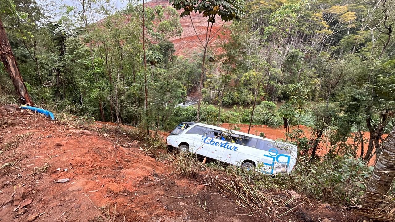 Ônibus capota na BR-262 e deixa feridos em MG