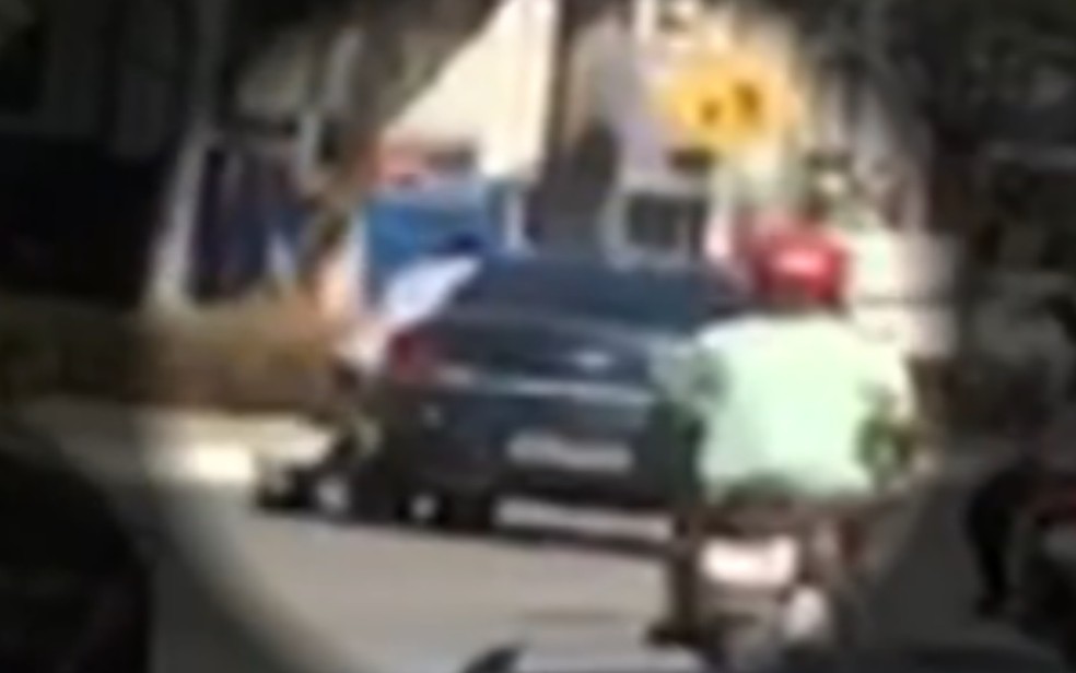 Motorista se revolta após riscarem o carro dela de propósito com a palavra  'corno', em Goiânia; vídeo, Goiás