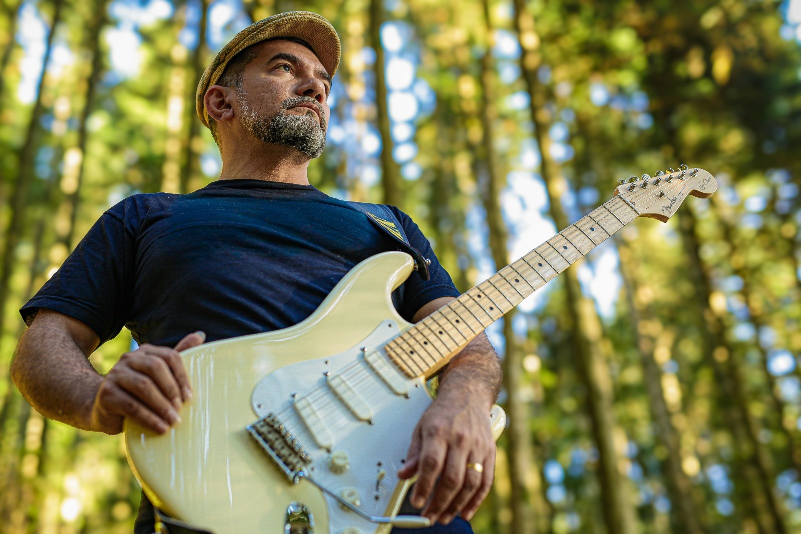 Instrumentista amazonense conquista a França com hits da Amazônia e cursos de música