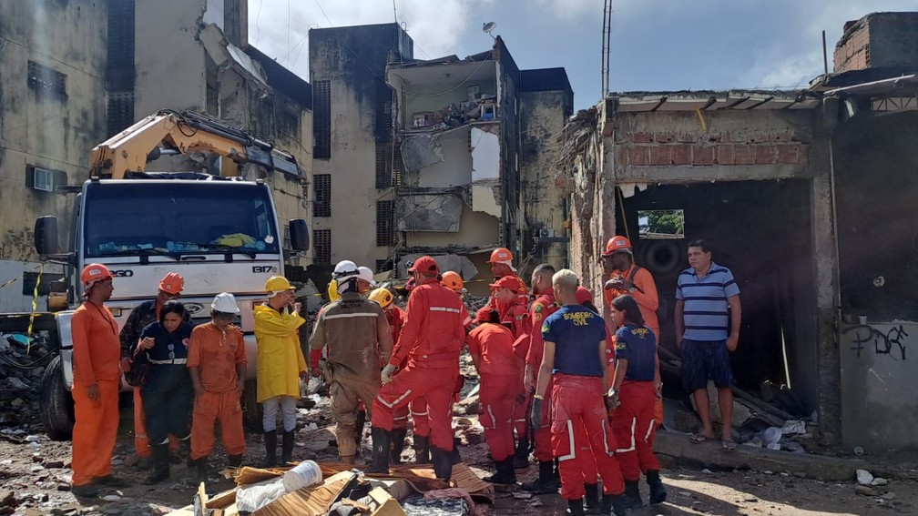 Bombeiros trabalham no segundo dia de buscas por vítimas de desabamento de prédio em Paulista, no Grande Recife. — Foto: Luna Markman/TV Globo