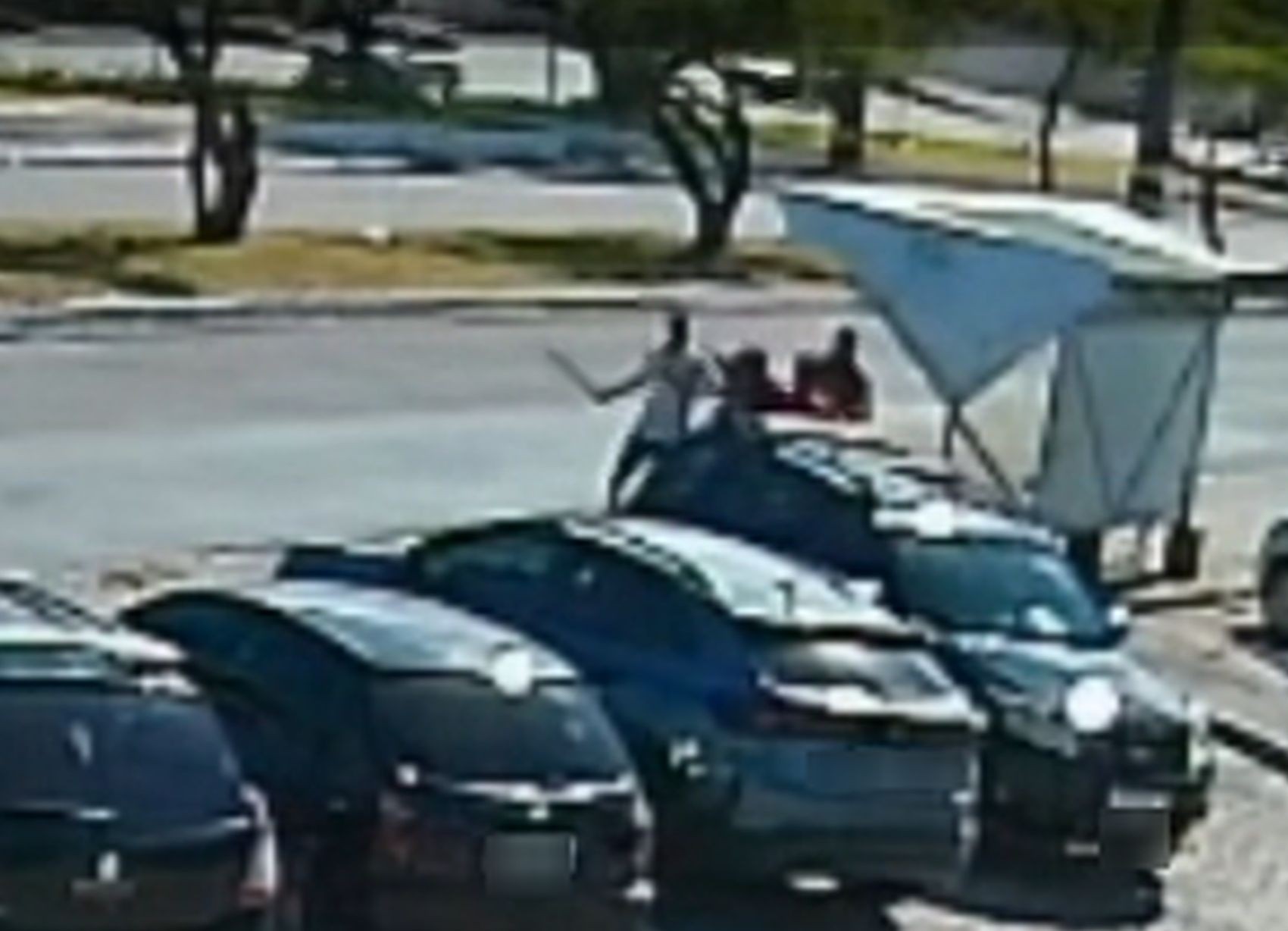 Câmeras flagram briga com uso de facão e pedras na porta de hospital de Aracaju