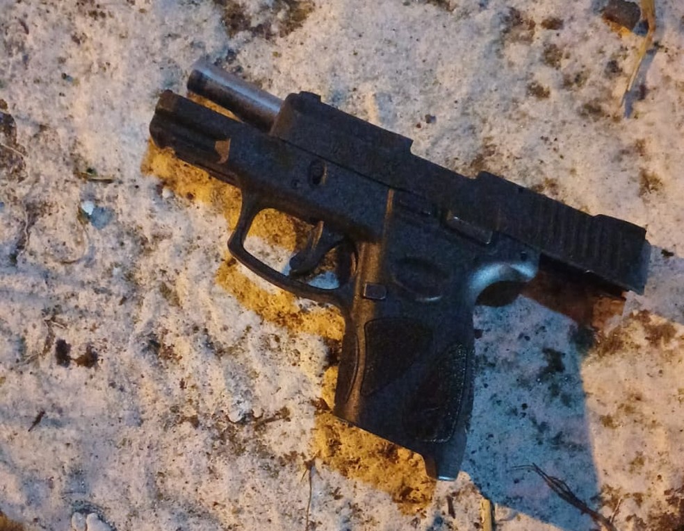 De acordo com PRF, uma arma foi encontrada no porta-luvas do veículo — Foto: PRF