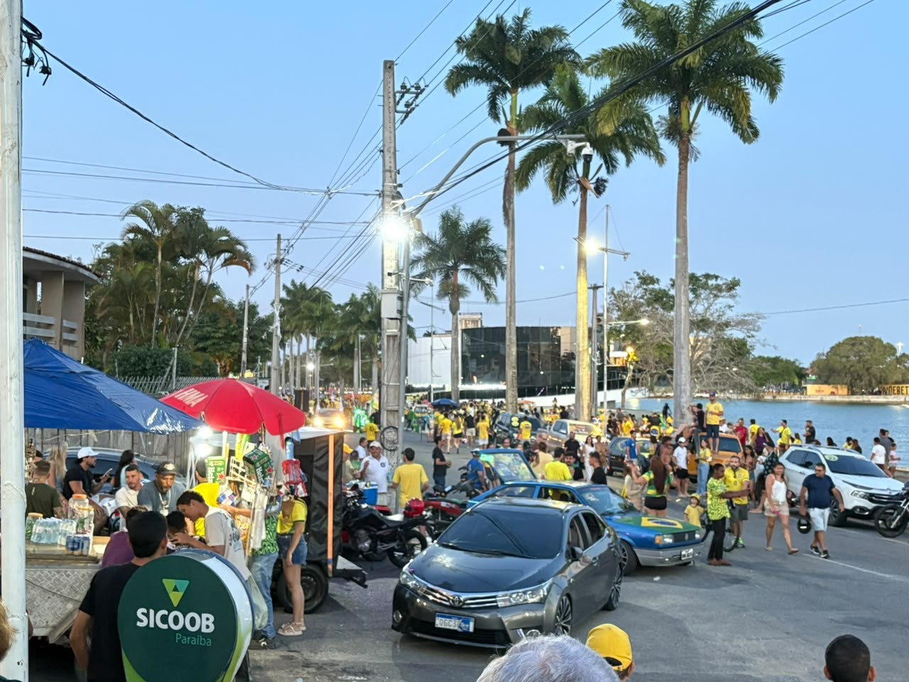 Apoiadores realizam ato pró-Flávio no entorno do Açude Velho, em Campina Grande