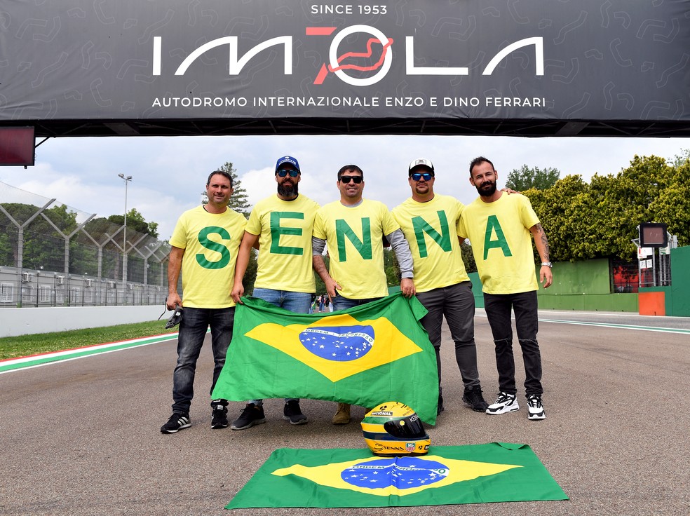 Fãs de Ayrton Senna comparecem ao Autódromo Enzo e Dino Ferrari, em Imola, no aniversário de 30 anos da morte do piloto — Foto: Jennifer Lorenzini/Reuters