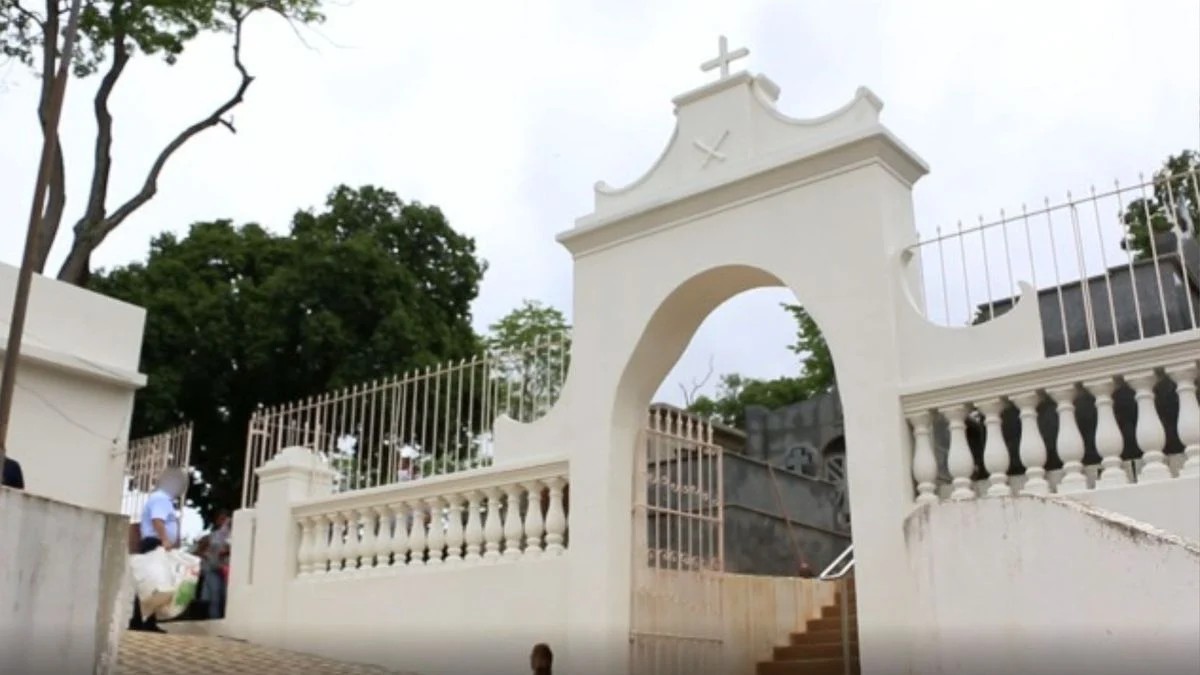VÍDEO: pessoas estão morando em túmulos de cemitério no ES