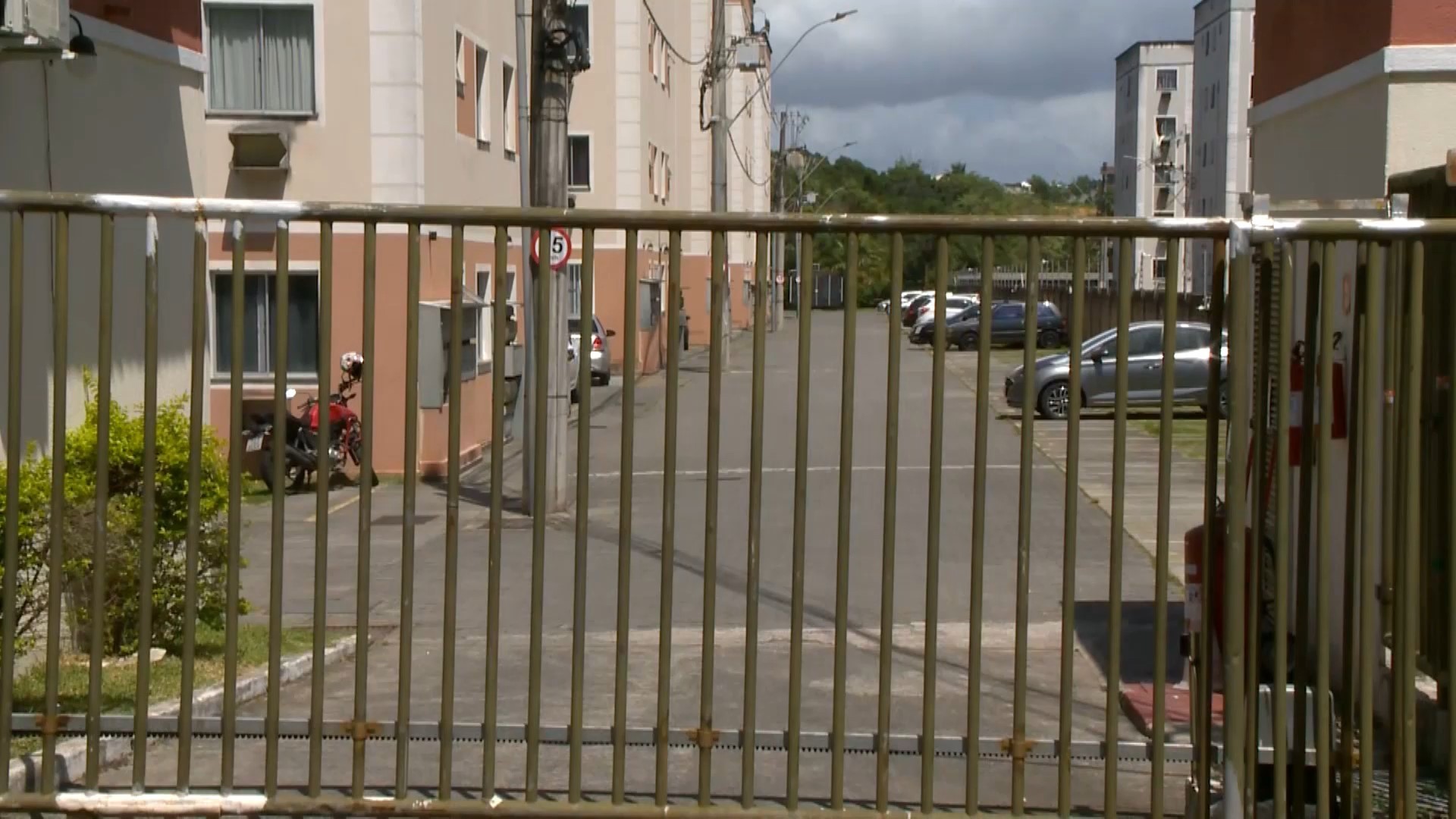 Adolescentes e criança são amarrados e feitos reféns durante assalto a condomínio na Serra