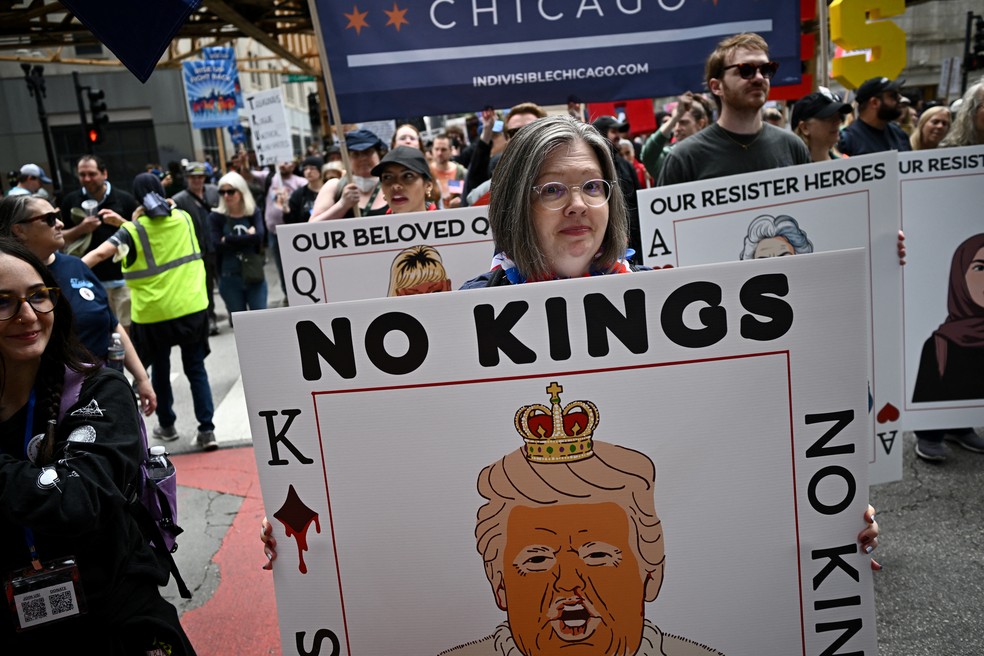Em Chicago, manifestante exibe cartaz contra Donald Trump — Foto: Reuters