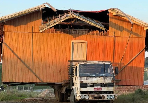 Casa inteira é transportada na carroceria de caminhão em SC: 'Se contar ninguém acredita', diz PMRv