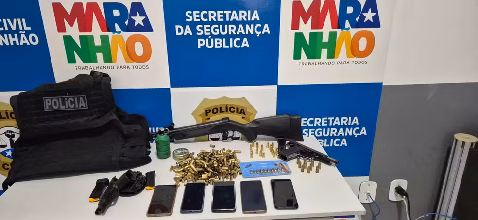 Armas de fogo, munições, aparelhos celulares, um colete balístico e uma granada foram apreendidos com suspeitos de envolvimento em tiros que atingiram mulher na Grande São Luís. — Foto: Divulgação/Polícia Civil do Maranhão