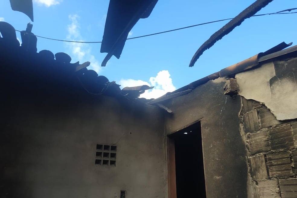 Teto de casa ficou destruída em Santa Rita — Foto: Ewerton Correia/TV Cabo Branco