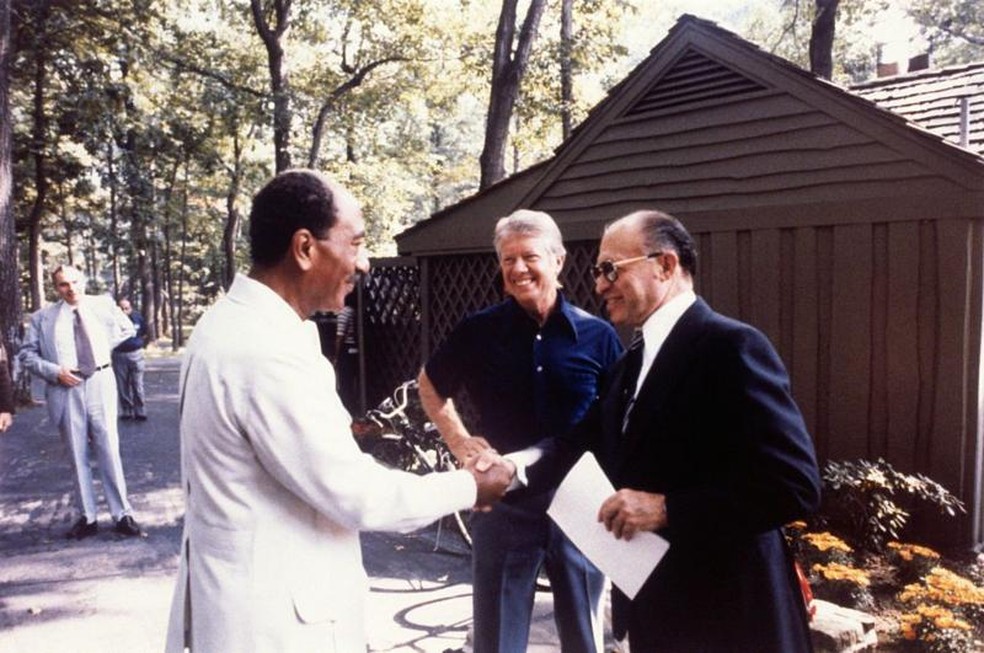 Foto de 1978 mostra o então presidente egípcio Anwar Sadat (à esq.) e o primeiro-ministro israelense Menachem Begin (direita) com o presidente dos EUA Jimmy Carter — Foto: GETTY IMAGES