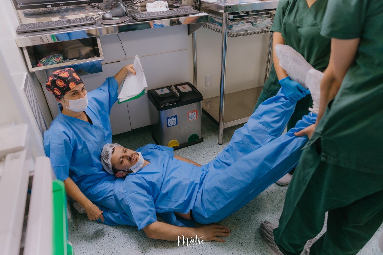 Pai desmaia ao ver filha nascer em SC, diverte equipe e vídeo viraliza nas redes sociais