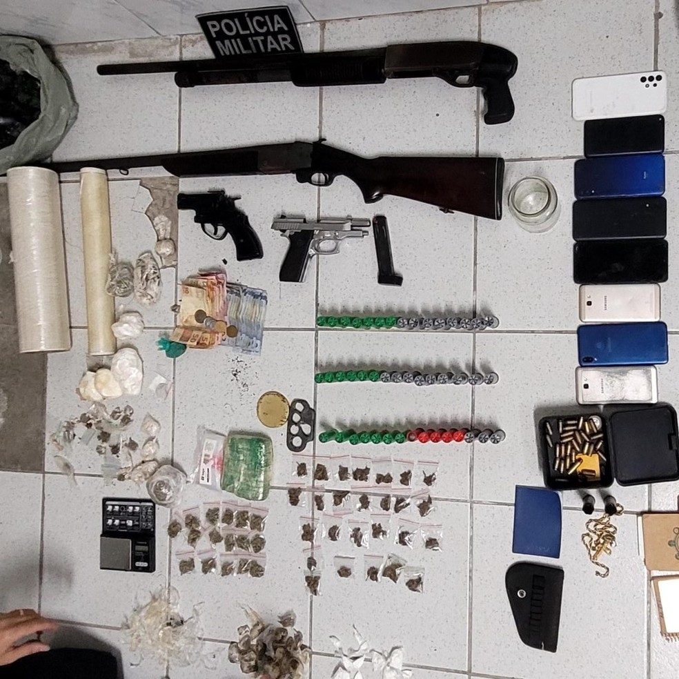 Armas, drogas e celulares apreendidos com suspeitos — Foto: MPRN/Divulgação