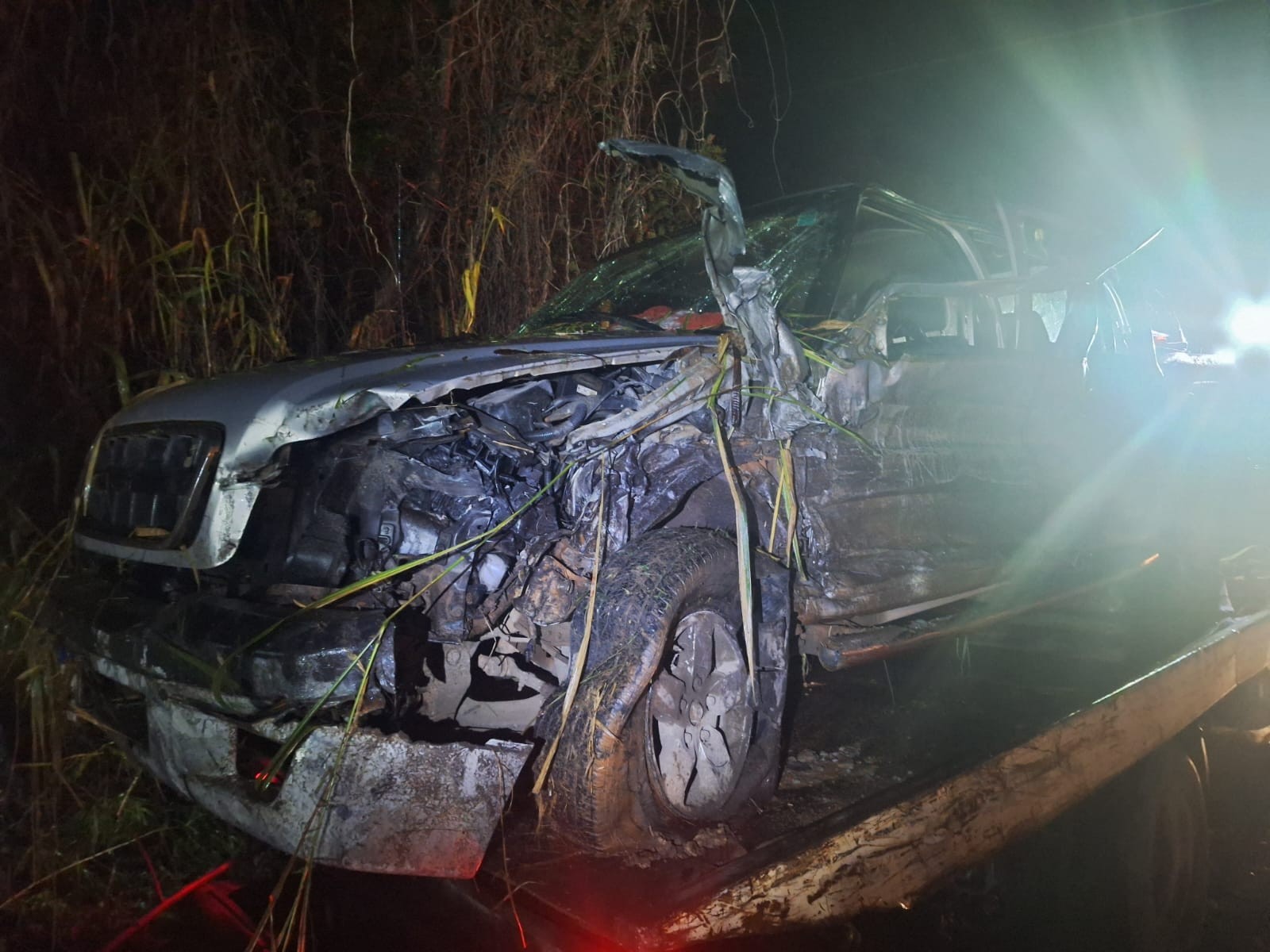 Motorista morre em acidente com caminhonete, carreta e carro na BR-354, em Arcos