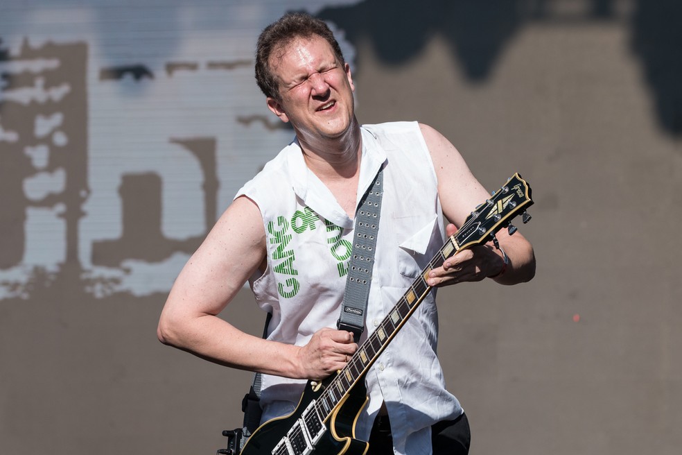 Philippe Seabra se apresenta sob sol forte com a Plebe Rude — Foto: Ricardo Nasi/G1