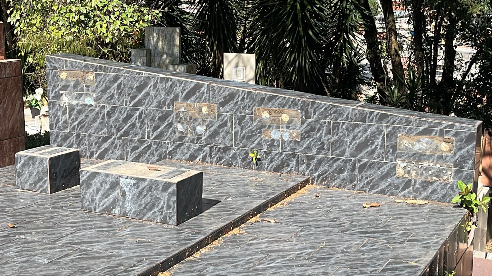 Objetos de jazigos são furtados de cemitério em São Roque