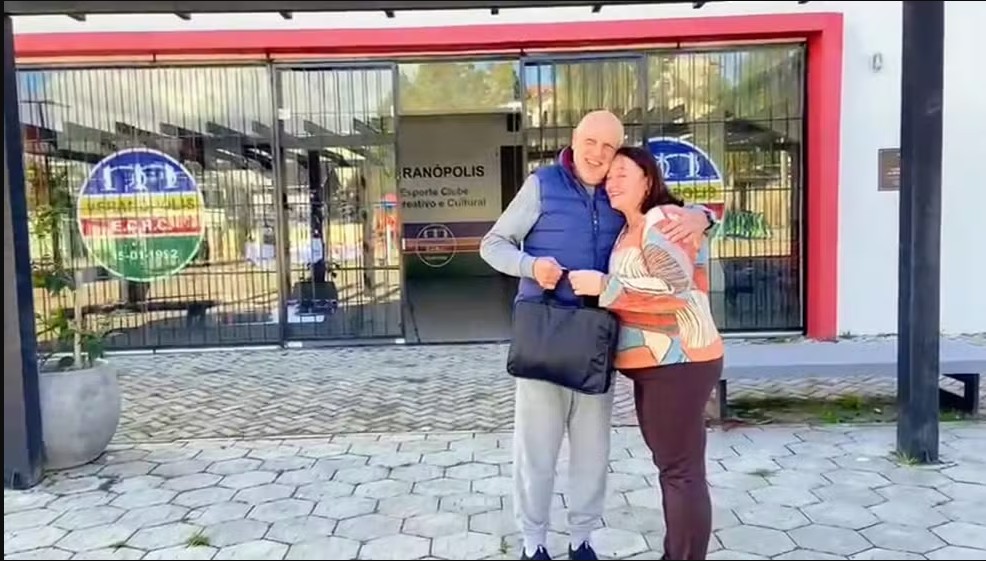 ‘Ainda dá para acreditar no bem’: mulher encontra e devolve R$ 15 mil perdidos por dirigente de clube no RS