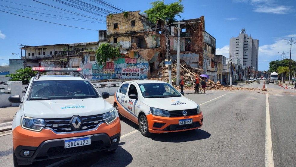 Prédio desabou em Jaraguá, Defesa Civil, ruínas — Foto: Erik Maia/TV Gazeta