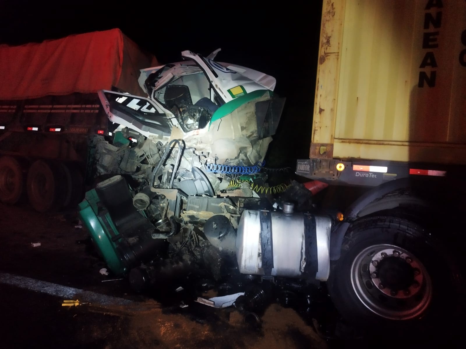 Motorista fica gravemente ferido após bater na traseira de outra carreta na BR-050 em Uberaba