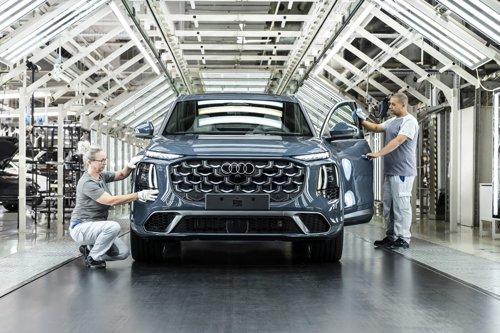 Linha de produção do Audi Q7 na cidade de Bratislava, capital da Eslováquia. — Foto: Divulgação / Audi